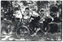 405294 Afbeelding van captain Luud Steenbergen en stoker Marja Hartog - Steenbergen op de tandem in oefening voor de ...